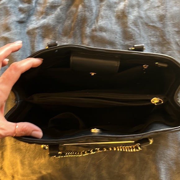 Guess purse with matching wallet. - Picture 3 of 10